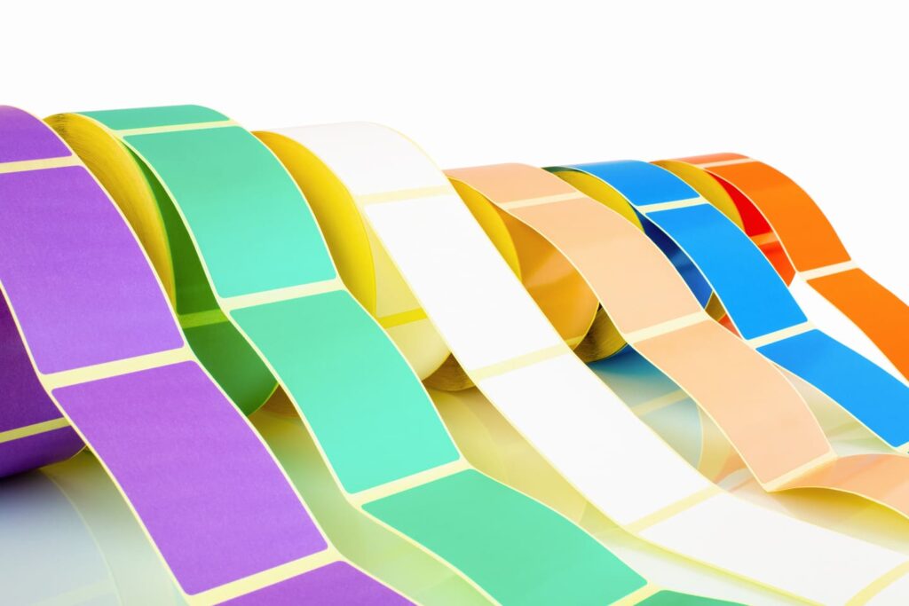 Mehrfarbige Etikettenrollen in verschiedenen Farben, die mit Zebra Druckern für unterschiedliche industrielle und kommerzielle Anwendungen bedruckt werden können