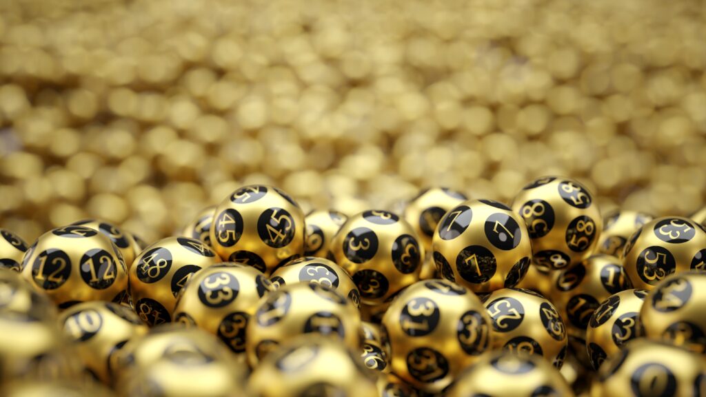 Viele goldene Lotteriekugeln mit schwarzen Zahlen, Nahaufnahme.
