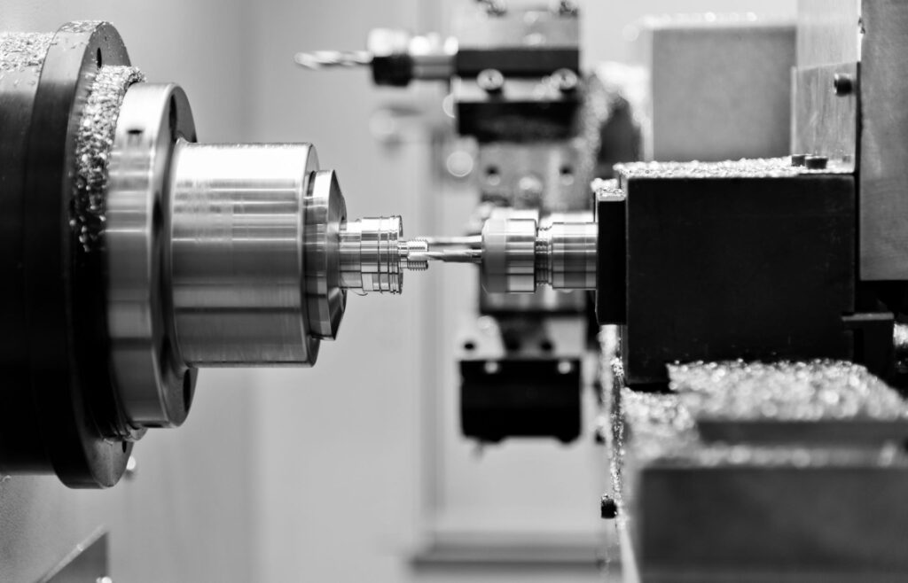 Nahaufnahme einer CNC-Fräsmaschine, die ein Metallwerkstück bearbeitet, wobei Zahnradpumpen für präzise Flüssigkeitszufuhr und optimale Verarbeitung sorgen.