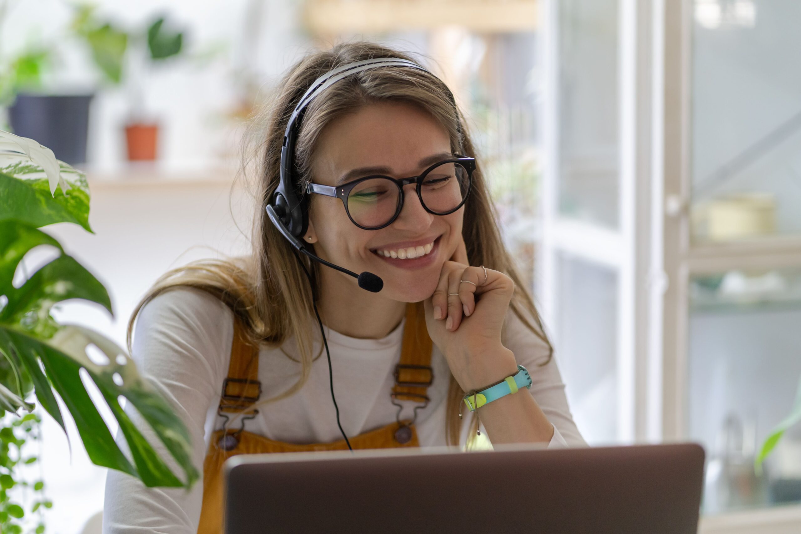 Eine Frau arbeitet mit Blumen im Hintergrund 