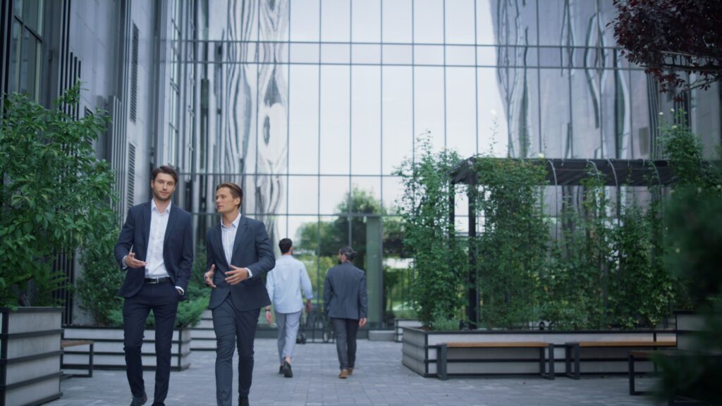 Zwei Personen laufen durch einen Garten im Büro