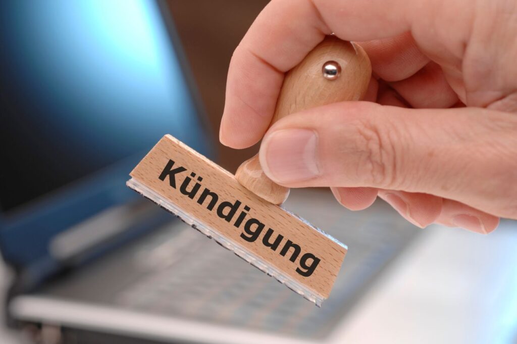 Ein Stempel mit der Aufschrift "Kündigung" symbolisiert das Ende eines Arbeitsverhältnisses – was Betroffene in Würzburg jetzt wissen sollten.