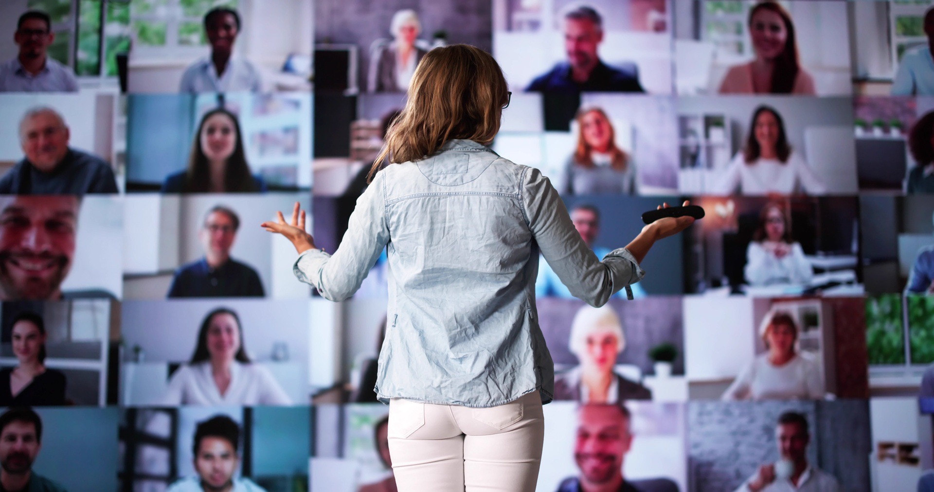 Moderatorin vor Videowand – Seminarverwaltung Software Vergleich