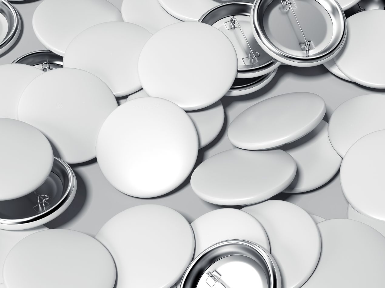 Weiße Button-Rohlinge in verschiedenen Positionen – bereit zur Veredelung mit einer Buttonmaschine