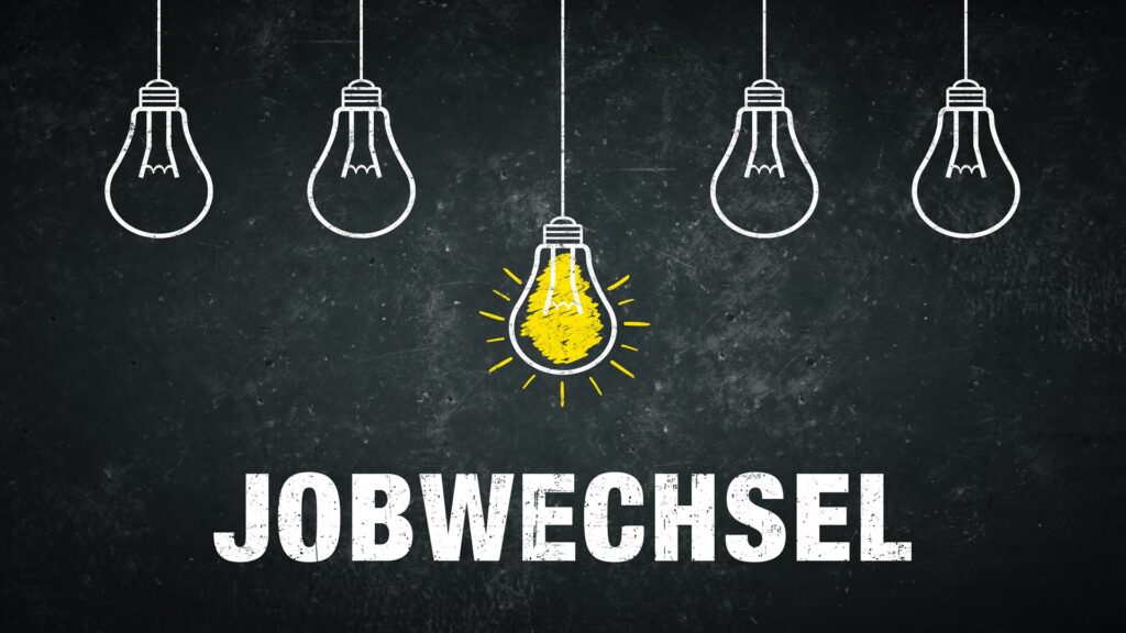 Leuchtende Glühbirne mit Wort Jobwechsel auf Tafel | Pflegehilfskraft Frankfurt