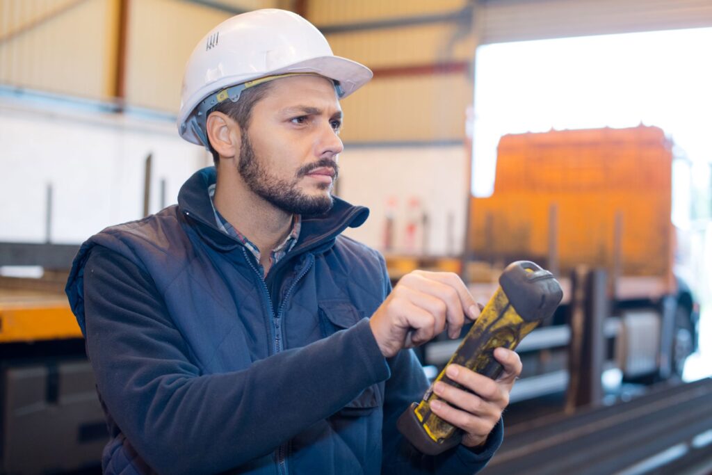 Ingenieur mit Steuerung für Scherenbühnen mieten