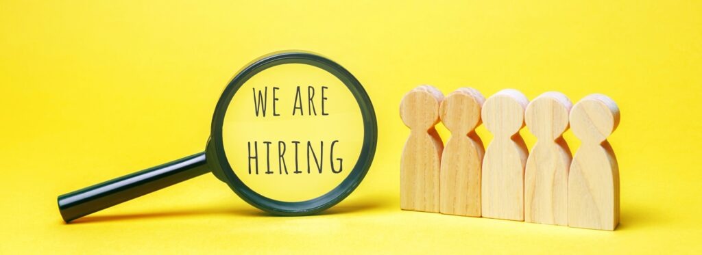 Hiring-Konzept mit Lupe auf Gelb | Duschrückwand