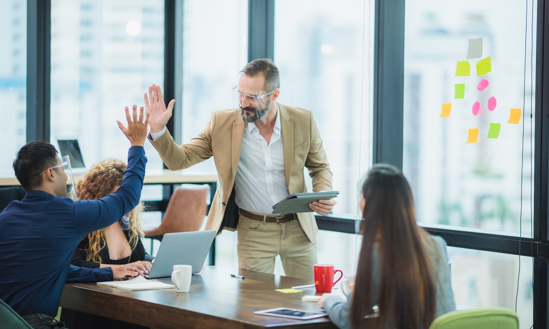 Teamwork im Besprechungsraum mit Erfolg | Duschrü.ckwand