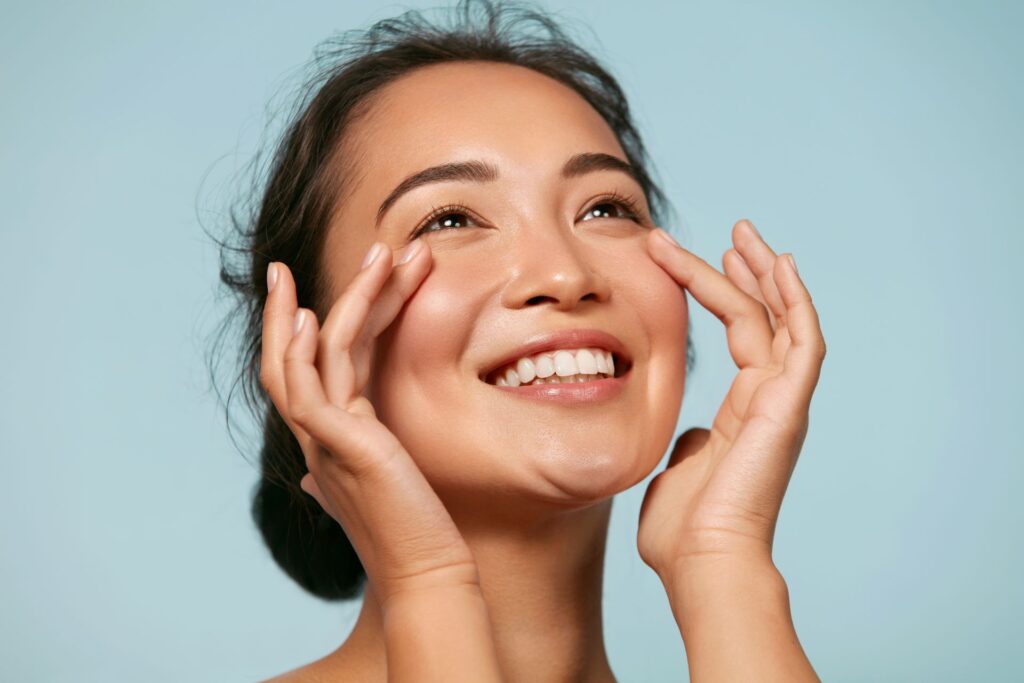 Zufriedene Frau mit strahlender, glatter Haut nach einer Hydrafacial Behandlung – modernes Hautpflegeergebnis