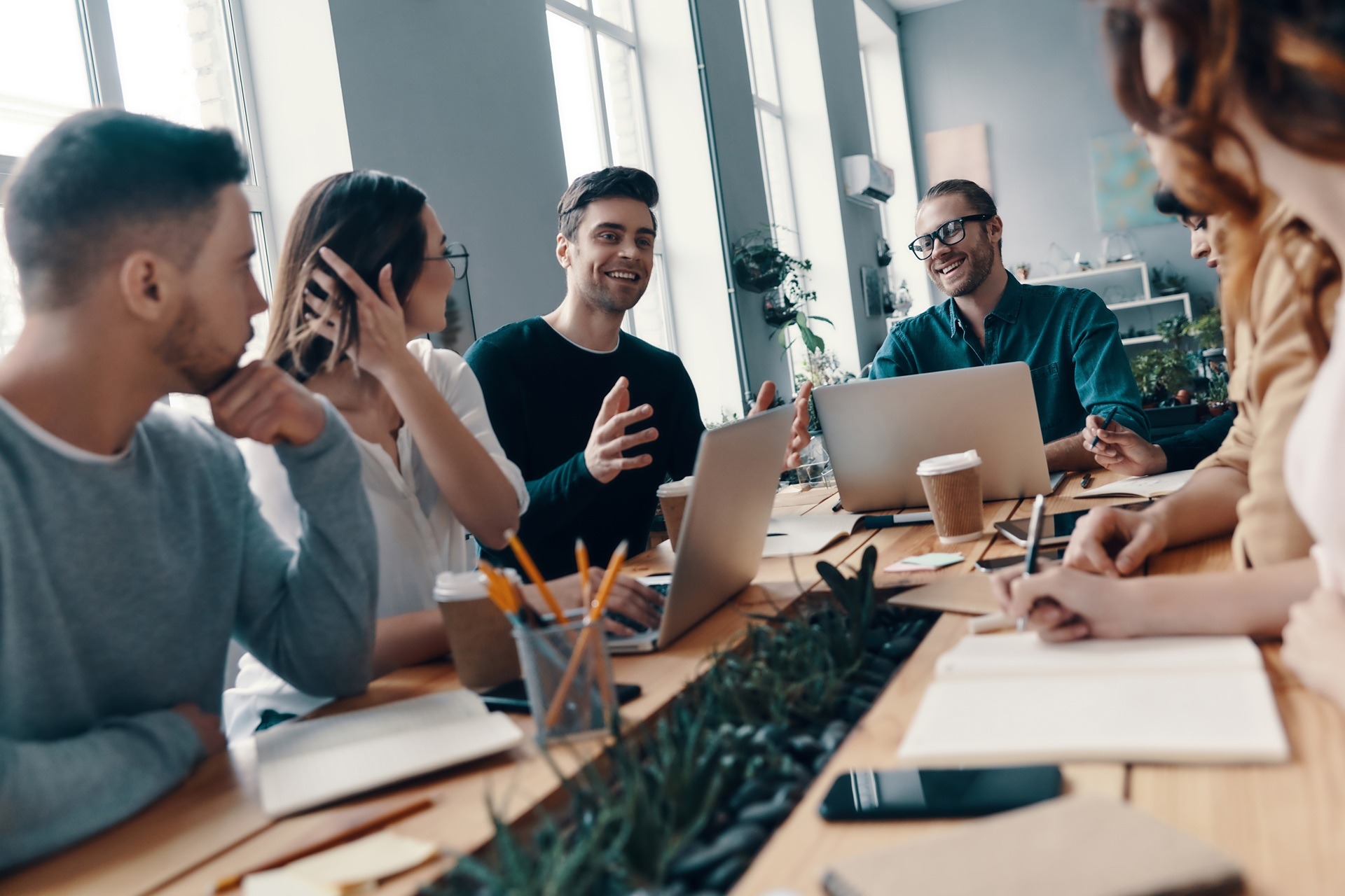 Marketingteam im kreativen Austausch | Ghostwriter Agentur